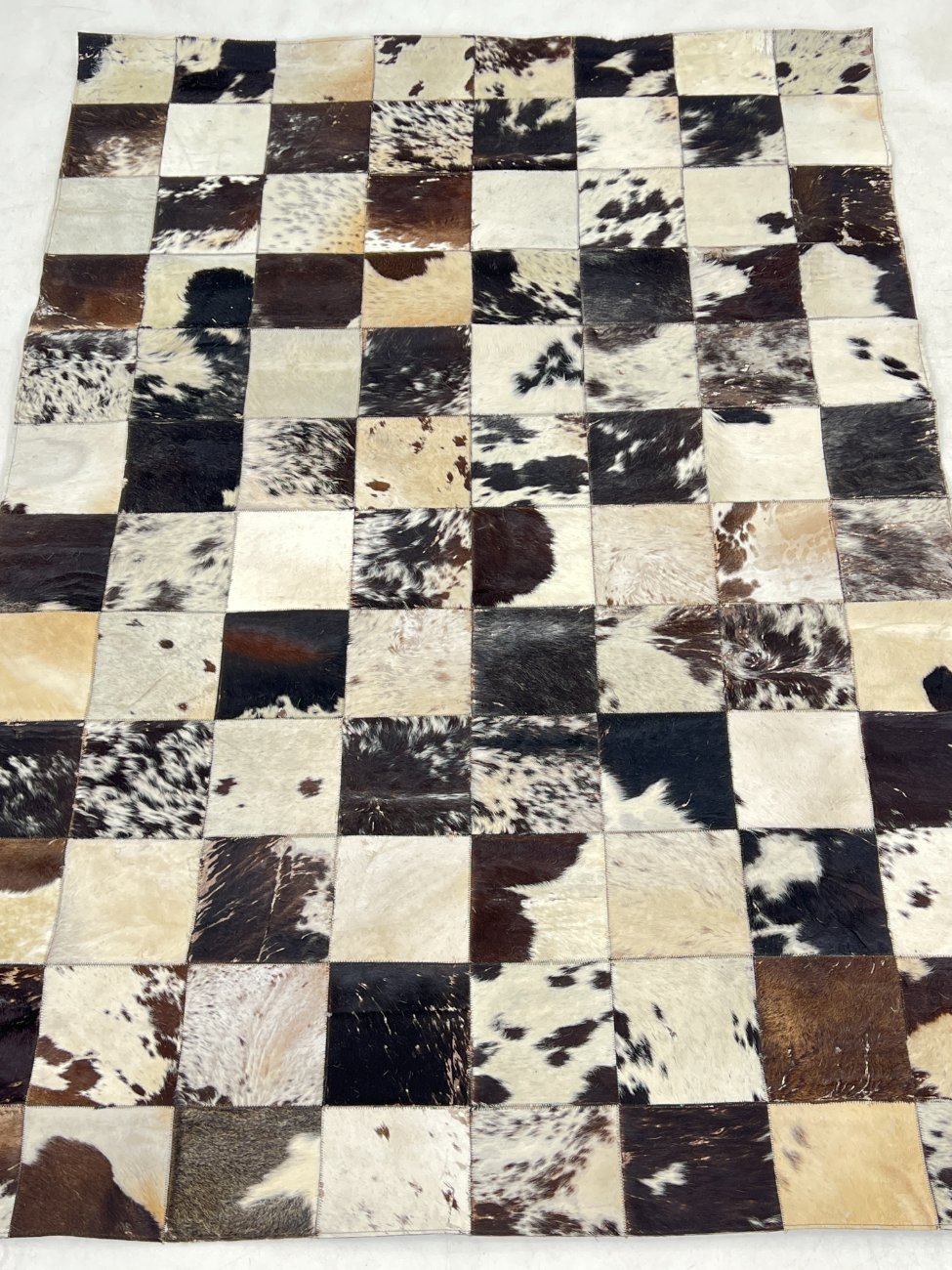 HK1464-kilimai-1 Skiautinis natūralaus kailio kilimas 228x159x0,2 cm