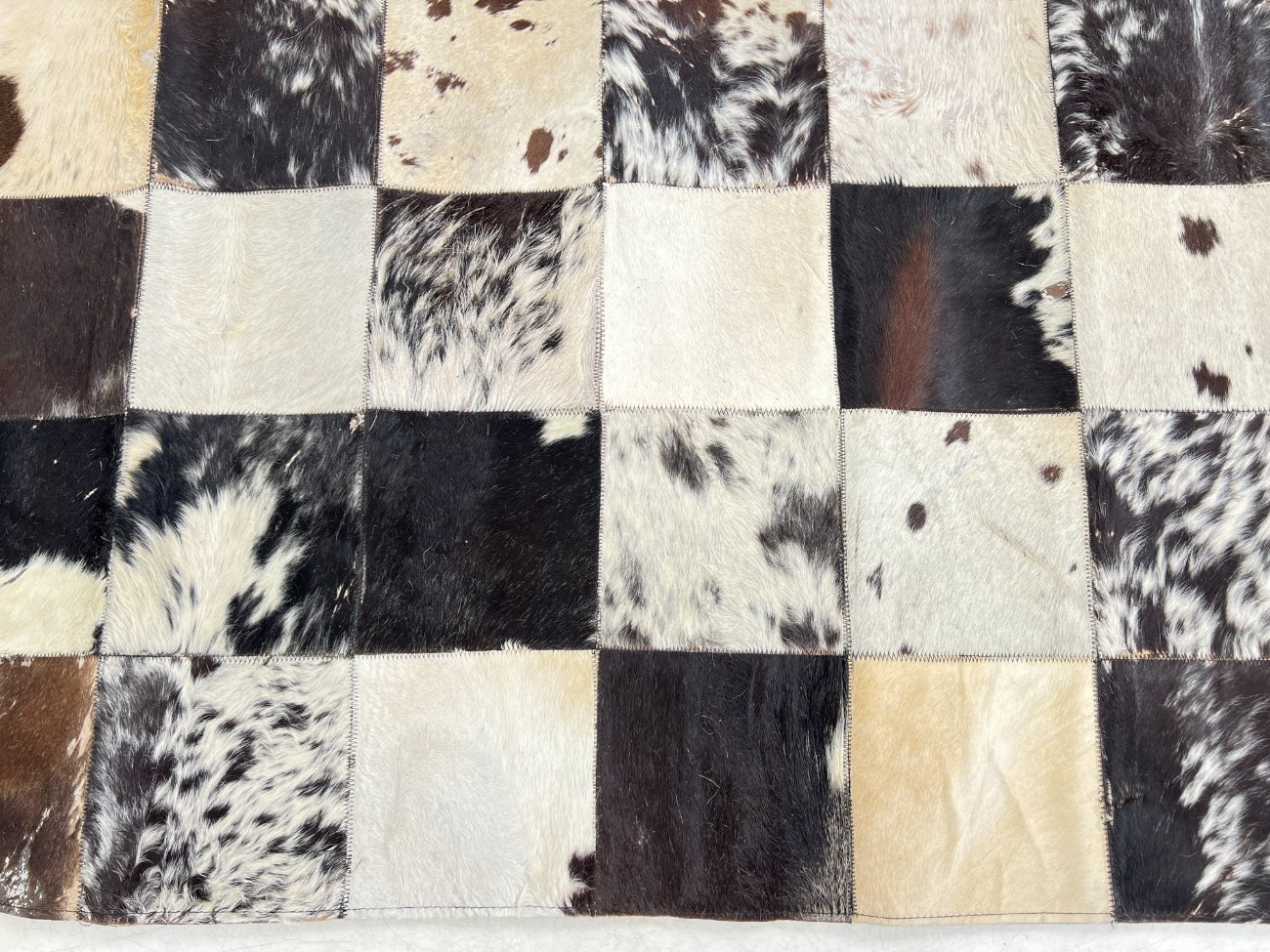 HK1464-kilimai-6 Skiautinis natūralaus kailio kilimas 228x159x0,2 cm