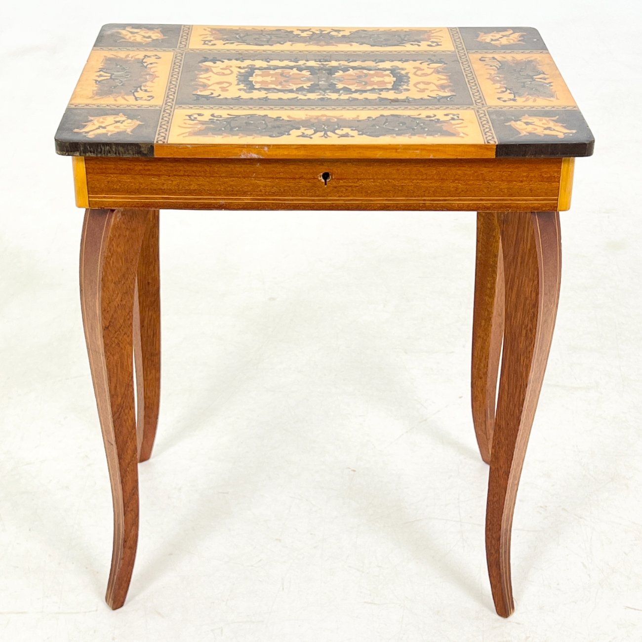 HK1465-stalai-0 Muzikinis riešutmedžio siuvinėjimo staliukas 27x37x43 cm