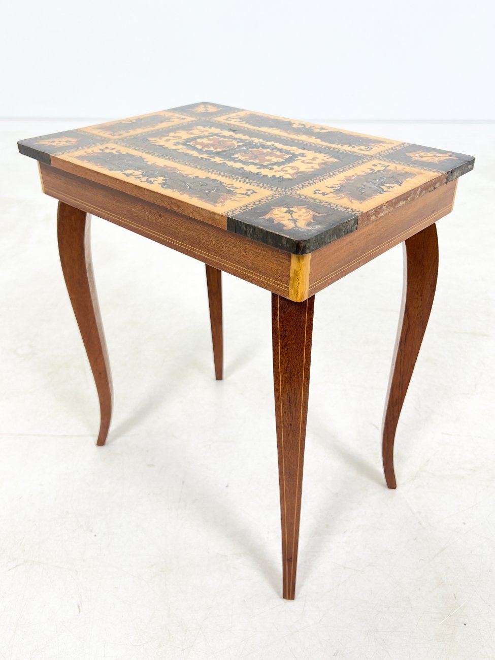 HK1465-stalai-10 Muzikinis riešutmedžio siuvinėjimo staliukas 27x37x43 cm