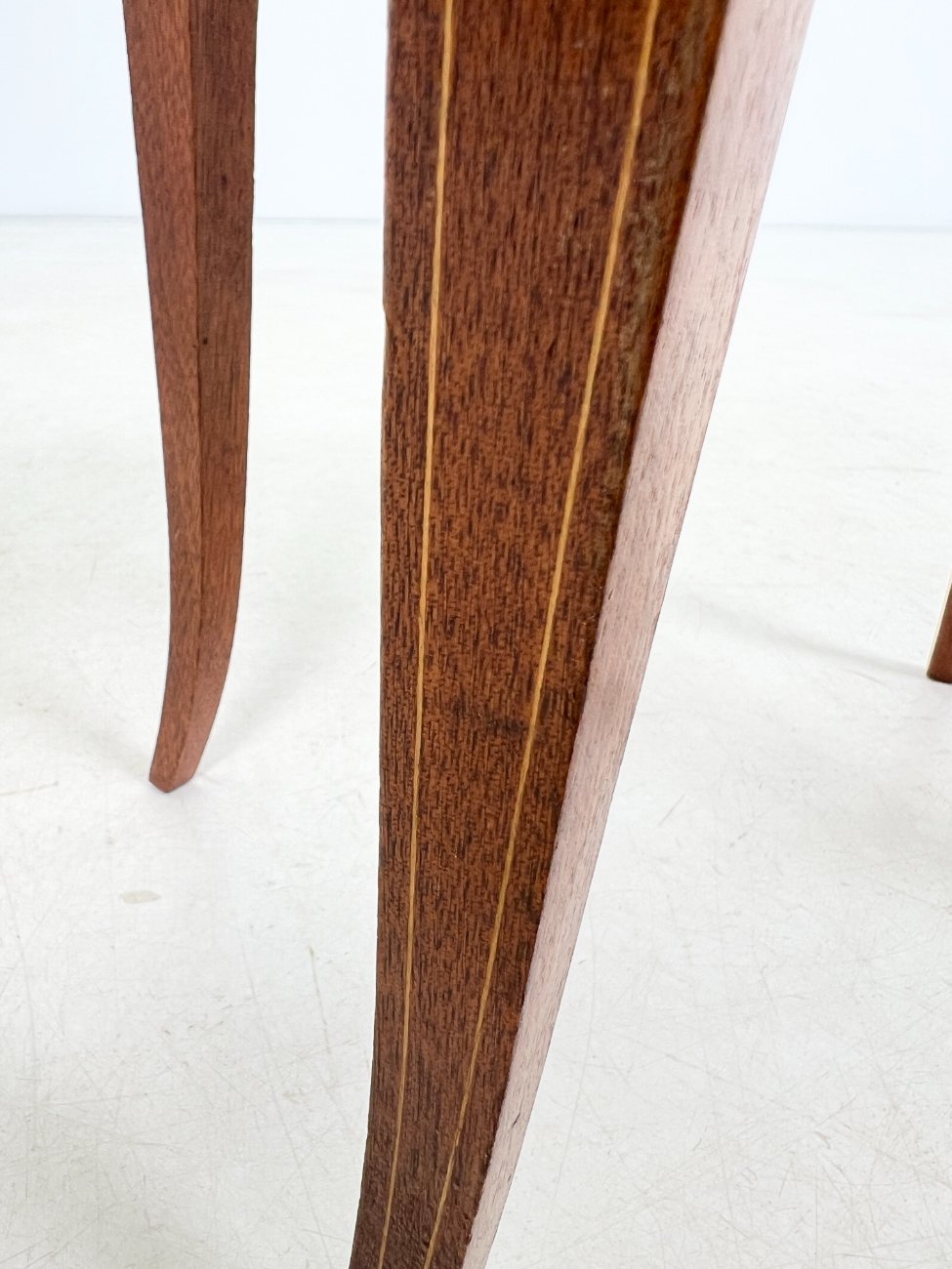 HK1465-stalai-11 Muzikinis riešutmedžio siuvinėjimo staliukas 27x37x43 cm