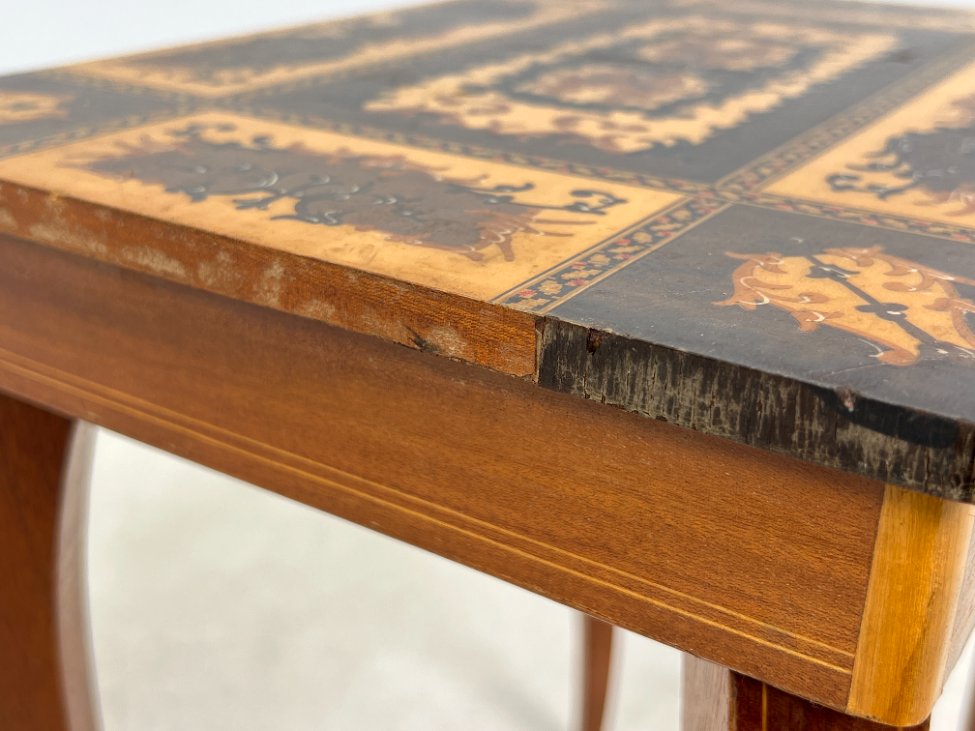 HK1465-stalai-12 Muzikinis riešutmedžio siuvinėjimo staliukas 27x37x43 cm