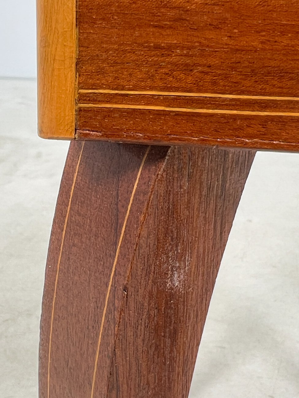 HK1465-stalai-13 Muzikinis riešutmedžio siuvinėjimo staliukas 27x37x43 cm