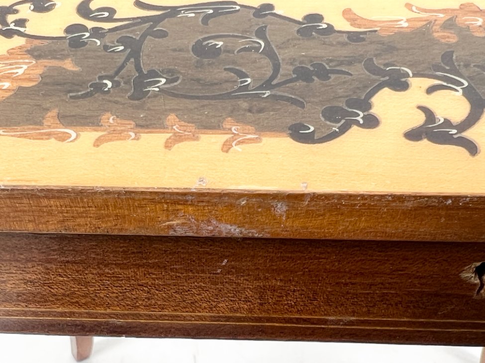 HK1465-stalai-14 Muzikinis riešutmedžio siuvinėjimo staliukas 27x37x43 cm