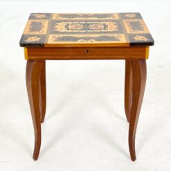 Muzikinis riešutmedžio siuvinėjimo staliukas 27x37x43 cm