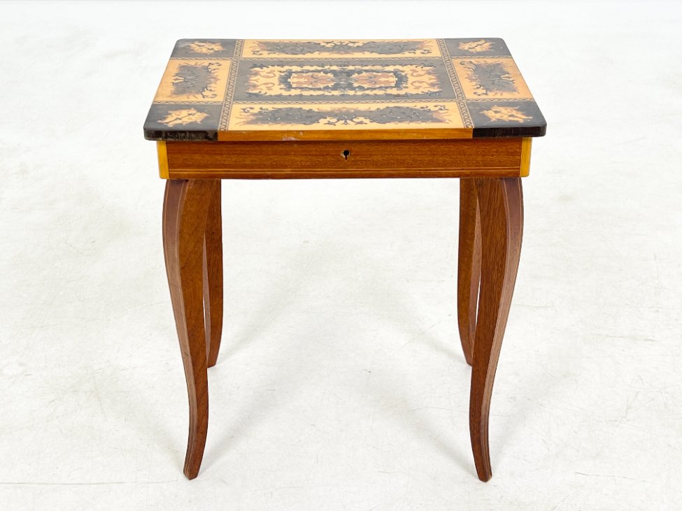 HK1465-stalai-2 Muzikinis riešutmedžio siuvinėjimo staliukas 27x37x43 cm