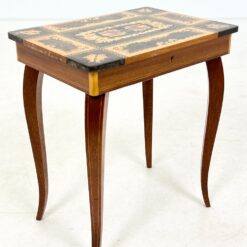 Muzikinis riešutmedžio siuvinėjimo staliukas 27x37x43 cm