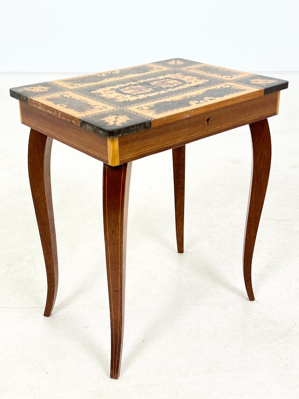 HK1465-stalai-3 Muzikinis riešutmedžio siuvinėjimo staliukas 27x37x43 cm