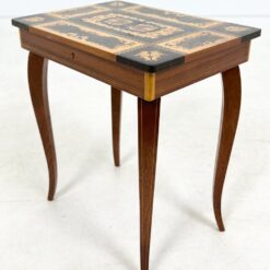 Muzikinis riešutmedžio siuvinėjimo staliukas 27x37x43 cm