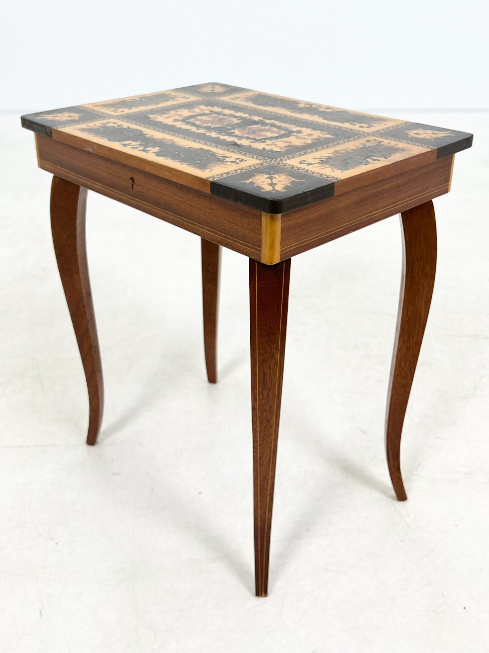 HK1465-stalai-4 Muzikinis riešutmedžio siuvinėjimo staliukas 27x37x43 cm