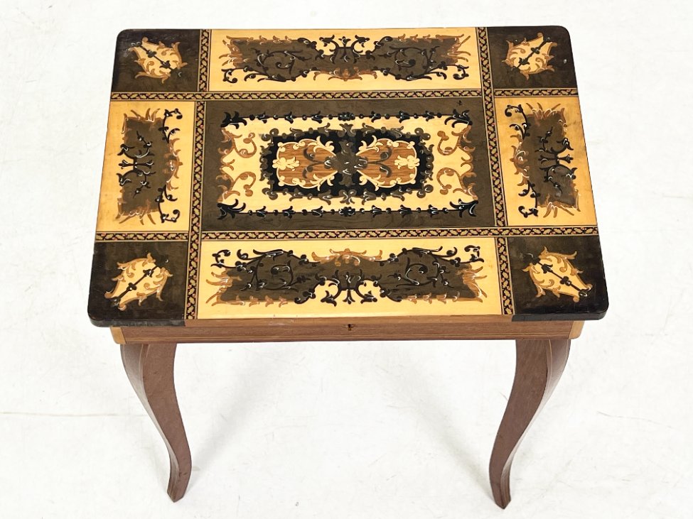 HK1465-stalai-5 Muzikinis riešutmedžio siuvinėjimo staliukas 27x37x43 cm