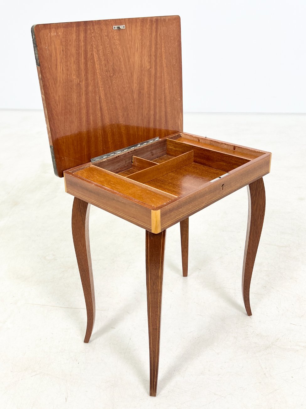 HK1465-stalai-6 Muzikinis riešutmedžio siuvinėjimo staliukas 27x37x43 cm