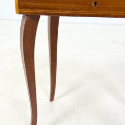 Muzikinis riešutmedžio siuvinėjimo staliukas 27x37x43 cm