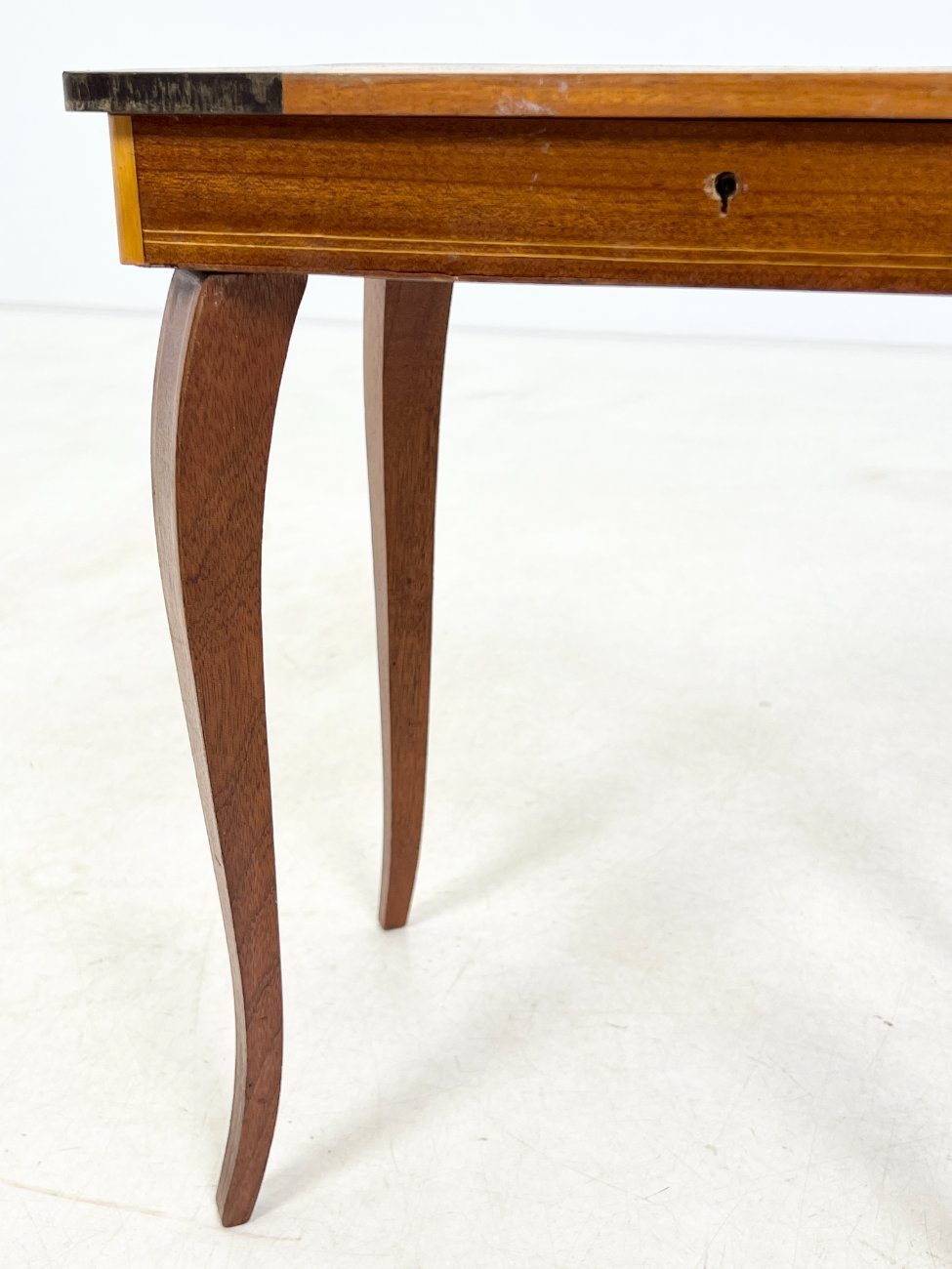 HK1465-stalai-7 Muzikinis riešutmedžio siuvinėjimo staliukas 27x37x43 cm