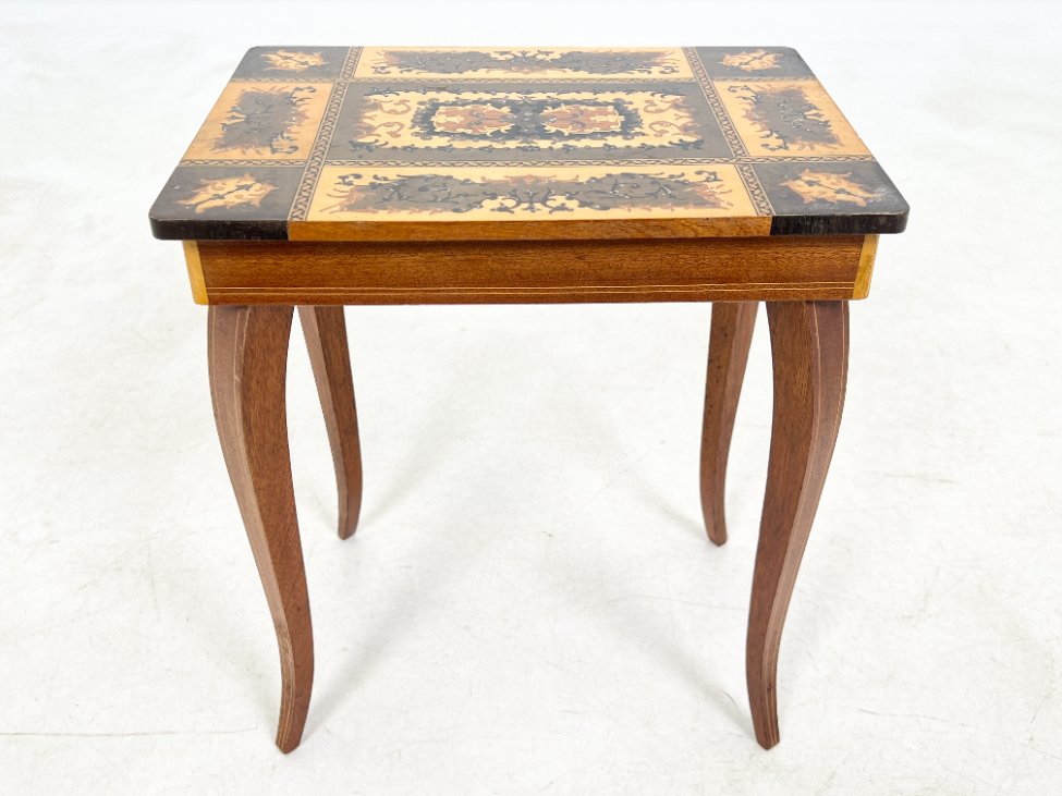 HK1465-stalai-8 Muzikinis riešutmedžio siuvinėjimo staliukas 27x37x43 cm