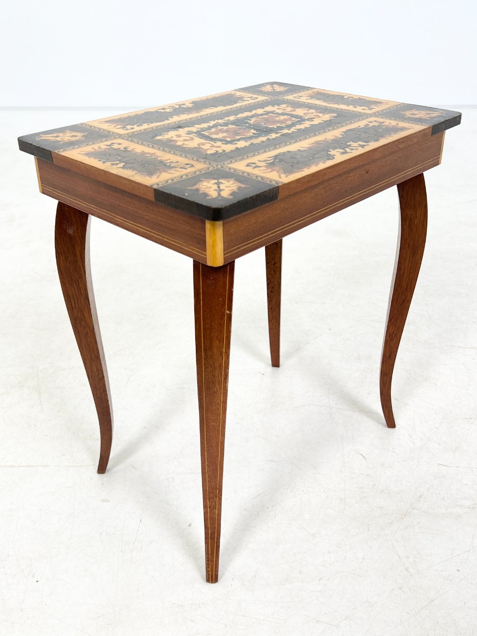 HK1465-stalai-9 Muzikinis riešutmedžio siuvinėjimo staliukas 27x37x43 cm