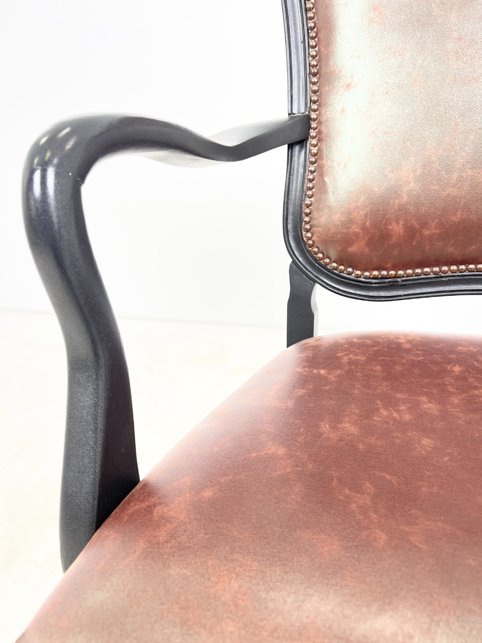 HK1466-valgomojo-kreslai-7 Mediniai krėslai su eko oda 2 vnt. komplektas 60x66x112 cm, 51 cm