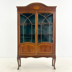 Inkrustuota vitrina 34x107x177,5 cm