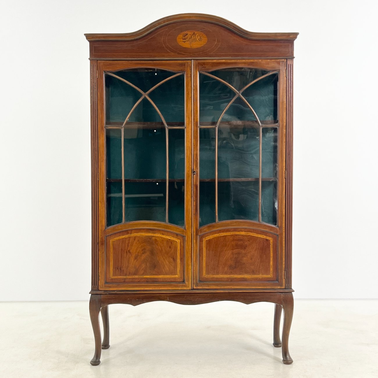 HK1467-vitrinos-0 Inkrustuota vitrina 34x107x177,5 cm