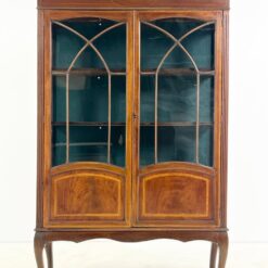 Inkrustuota vitrina 34x107x177,5 cm