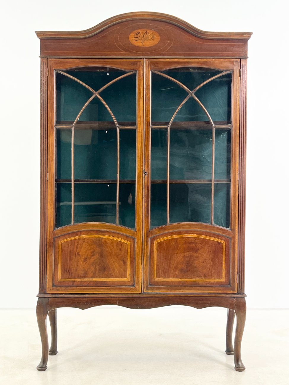 HK1467-vitrinos-1 Inkrustuota vitrina 34x107x177,5 cm