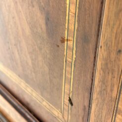 Inkrustuota vitrina 34x107x177,5 cm