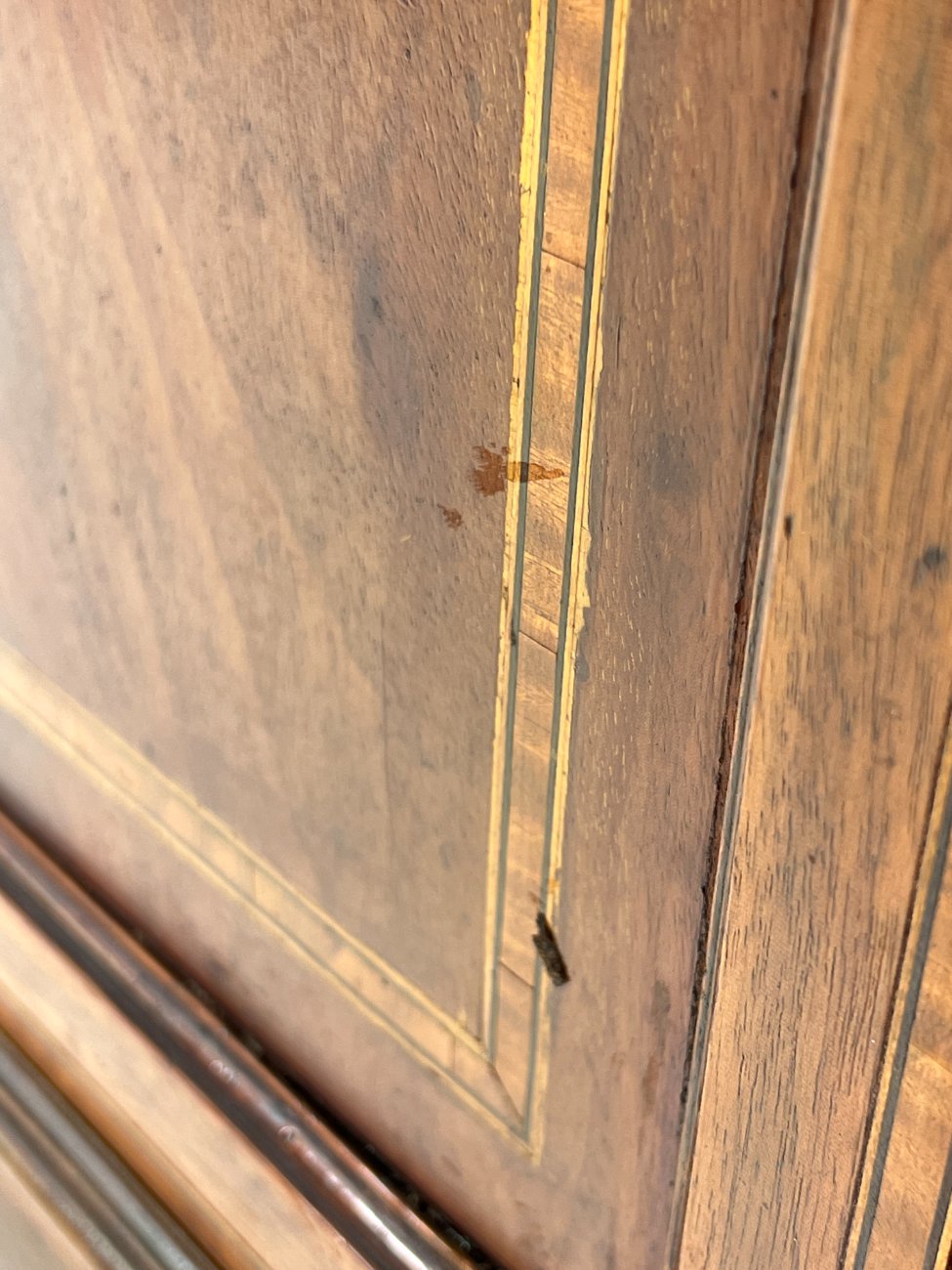 HK1467-vitrinos-18 Inkrustuota vitrina 34x107x177,5 cm