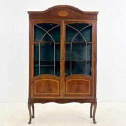 Inkrustuota vitrina 34x107x177,5 cm