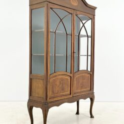 Inkrustuota vitrina 34x107x177,5 cm