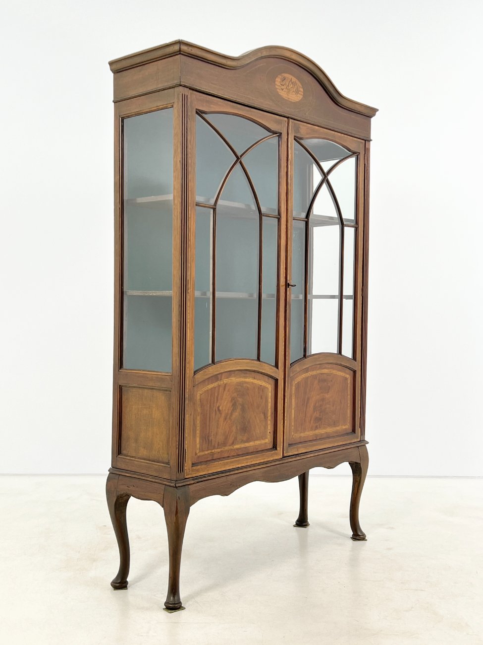 HK1467-vitrinos-3 Inkrustuota vitrina 34x107x177,5 cm