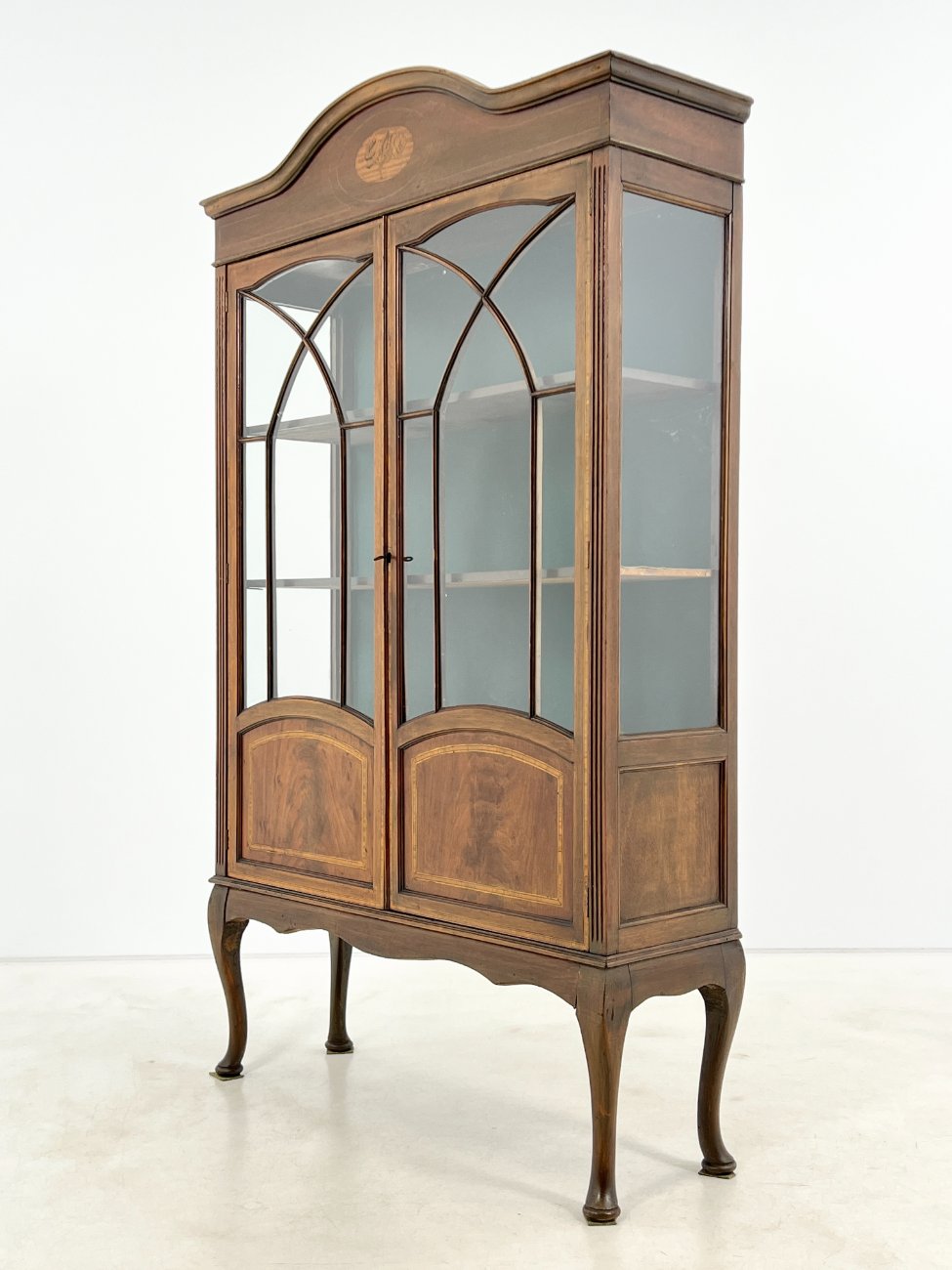 HK1467-vitrinos-4 Inkrustuota vitrina 34x107x177,5 cm