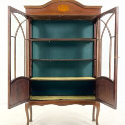 Inkrustuota vitrina 34x107x177,5 cm