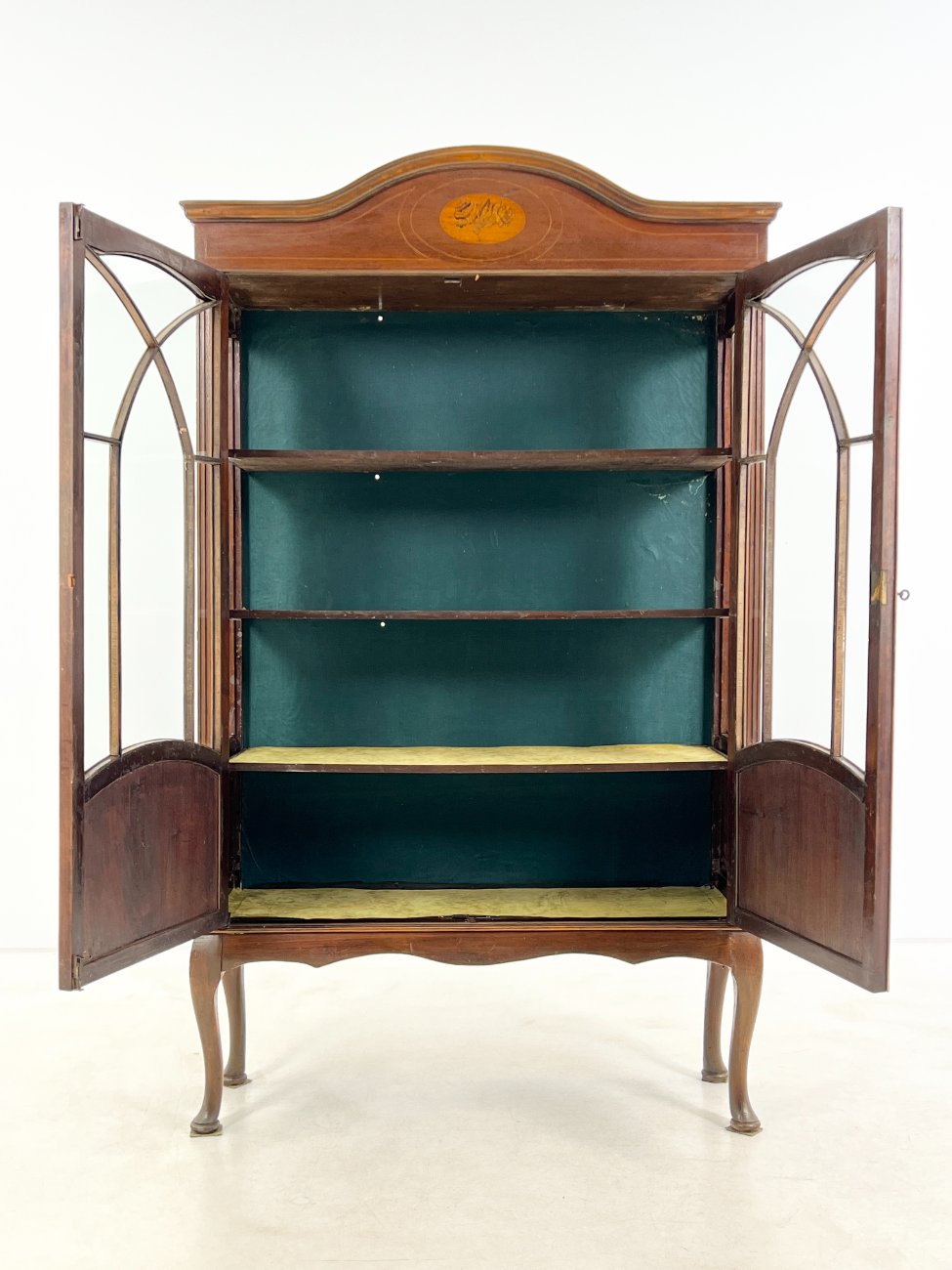 HK1467-vitrinos-5 Inkrustuota vitrina 34x107x177,5 cm