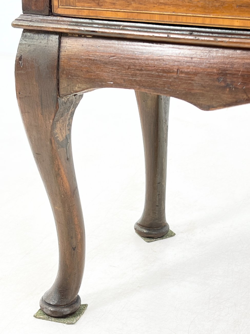 HK1467-vitrinos-8 Inkrustuota vitrina 34x107x177,5 cm