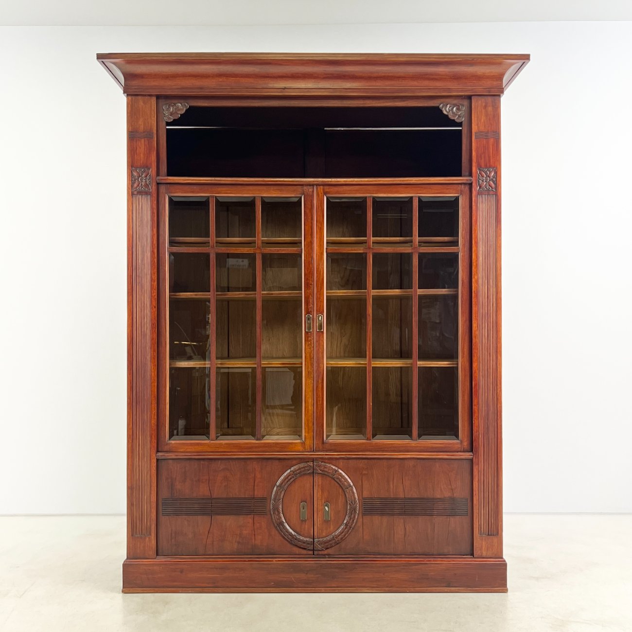 HK1474-knygu-baldai-0 Raudonmedžio knygų spinta 61x179x226 cm