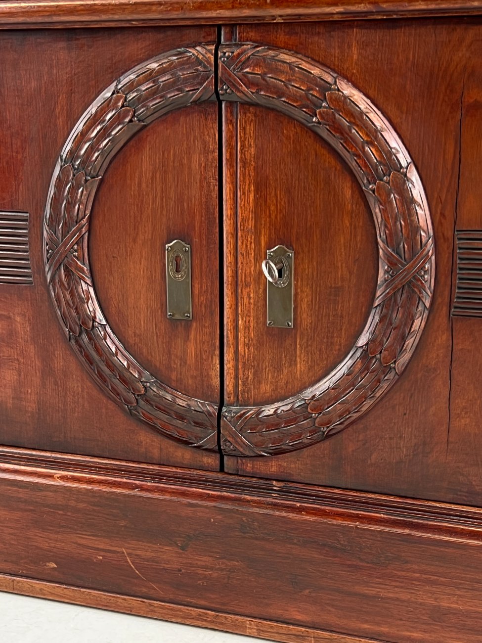 HK1474-knygu-baldai-8 Raudonmedžio knygų spinta 61x179x226 cm