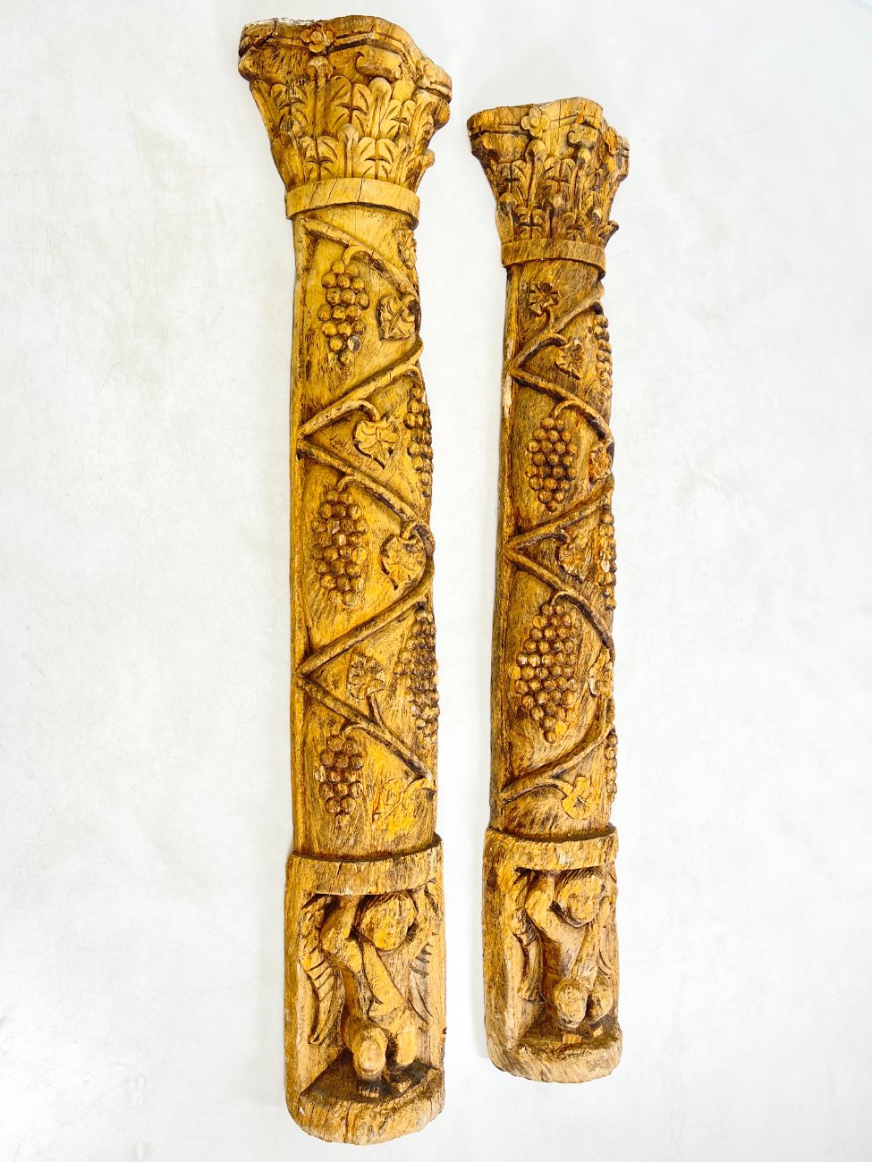 HK1478-apdailos-detales-3 Senovinės medinės drožinėtos kolonų tipo sienos apdailos 2 vnt. kompl. 24x52x244 cm