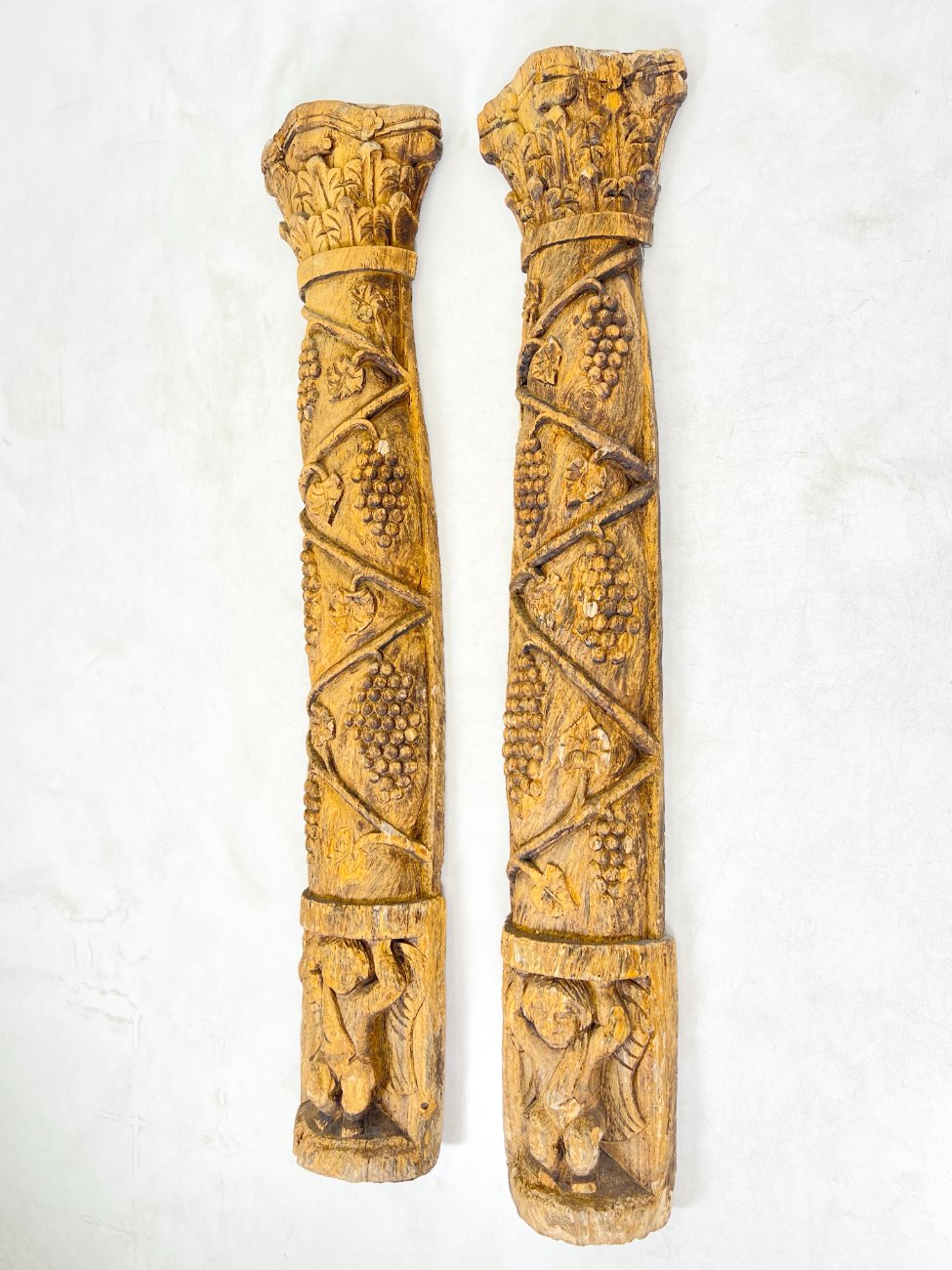 HK1478-apdailos-detales-4 Senovinės medinės drožinėtos kolonų tipo sienos apdailos 2 vnt. kompl. 24x52x244 cm