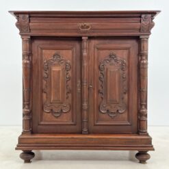 Ąžuolinė drožinėta vieno stalčiaus ir dviejų durų komoda 54x108,5x114 cm