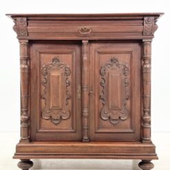 Ąžuolinė drožinėta vieno stalčiaus ir dviejų durų komoda 54×108,5×114 cm