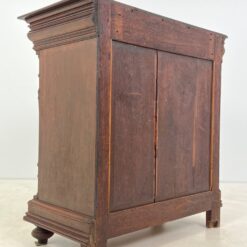 Ąžuolinė drožinėta vieno stalčiaus ir dviejų durų komoda 54×108,5×114 cm