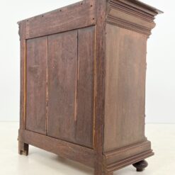 Ąžuolinė drožinėta vieno stalčiaus ir dviejų durų komoda 54×108,5×114 cm