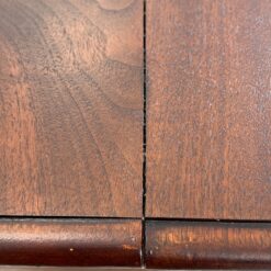 Ąžuolinė drožinėta vieno stalčiaus ir dviejų durų komoda 54×108,5×114 cm