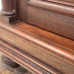 Ąžuolinė drožinėta vieno stalčiaus ir dviejų durų komoda 54×108,5×114 cm