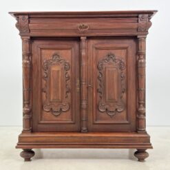 Ąžuolinė drožinėta vieno stalčiaus ir dviejų durų komoda 54×108,5×114 cm