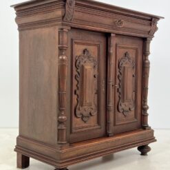 Ąžuolinė drožinėta vieno stalčiaus ir dviejų durų komoda 54×108,5×114 cm