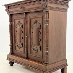 Ąžuolinė drožinėta vieno stalčiaus ir dviejų durų komoda 54×108,5×114 cm