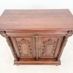 Ąžuolinė drožinėta vieno stalčiaus ir dviejų durų komoda 54×108,5×114 cm