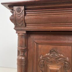 Ąžuolinė drožinėta vieno stalčiaus ir dviejų durų komoda 54×108,5×114 cm