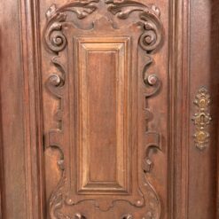 Ąžuolinė drožinėta vieno stalčiaus ir dviejų durų komoda 54×108,5×114 cm